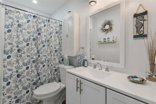 威尔伍德克拉斯特5600 Seaview Ave, Unit 15的浴室配有水槽、卫生间和浴帘