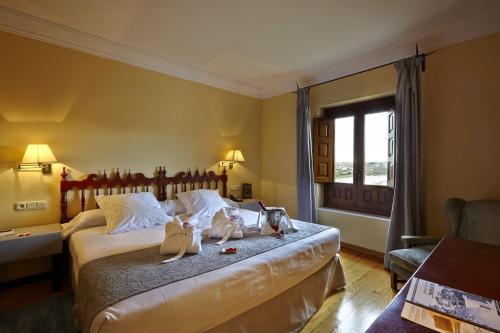 萨莫拉萨莫拉旅馆的一间酒店客房,床上带鞋