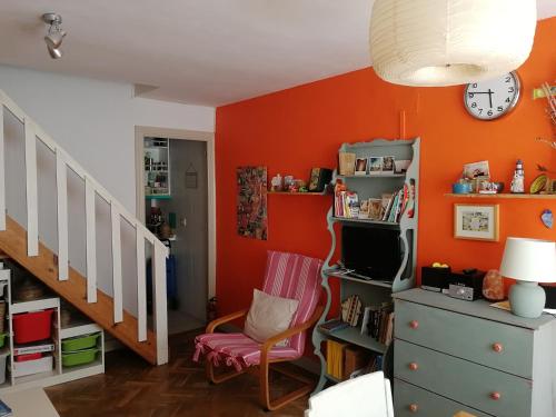 马德里Casita的客厅设有橙色墙壁和椅子