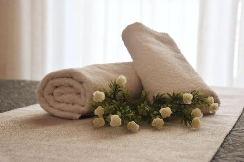 依克希亚Luxury Rhodian Panorama的桌子上带鲜花的毛巾