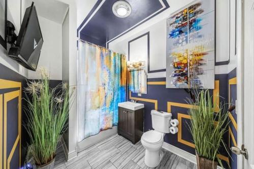 芝加哥The Penthouse @ Luxro的一间带卫生间和一些植物的浴室