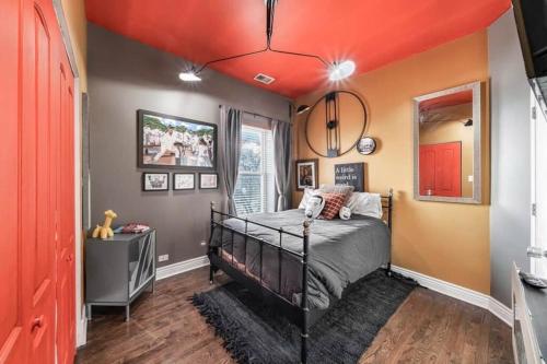 芝加哥The Penthouse @ Luxro的一间卧室配有一张橙色天花板的床