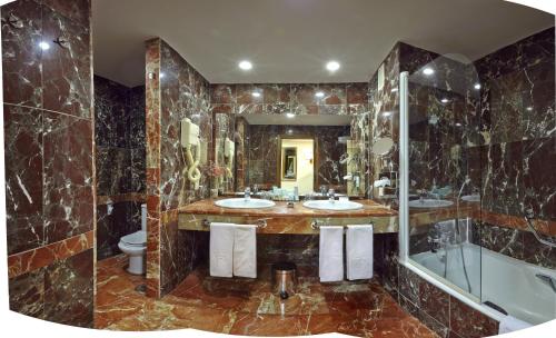 萨莫拉萨莫拉旅馆的大型浴室设有2个水槽和淋浴。