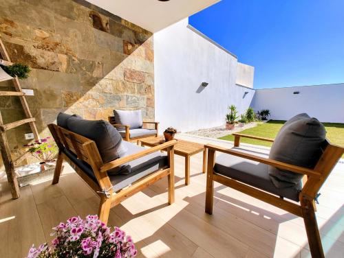 El Praillo de Zamoranos的庭院配有两把椅子和一张桌子