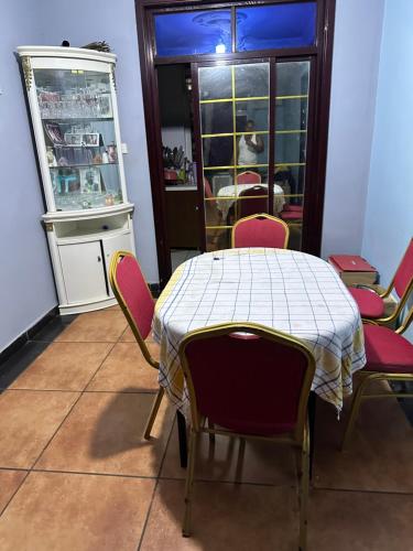 丘达德马拉波Maqueda 2. Sanjo的客房配有桌椅和冰箱。