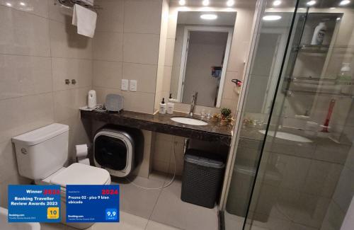 蒙得维的亚PRESNO 01- piso 9 bien ubicado的浴室配有卫生间、盥洗盆和淋浴。