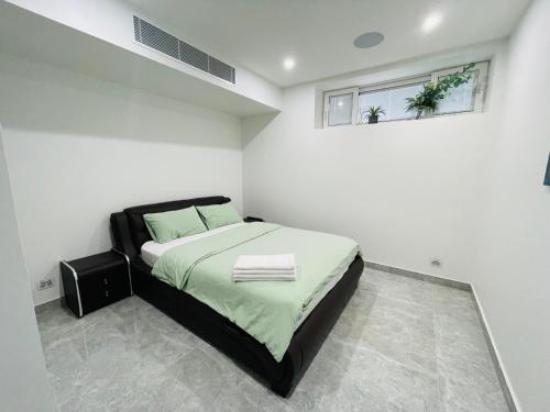 奎斯特邦多拉Luxurious house in peaceful natural surroundings的一间白色客房内的床铺卧室