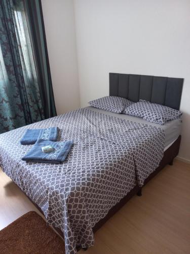 ParanoáApartamento的一间卧室配有一张床,床上有毛巾