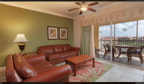 奥兰多Westgate Town Center Resorts的客厅配有真皮沙发和桌子