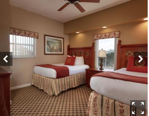 奥兰多Westgate Town Center Resorts的酒店客房设有两张床和窗户。
