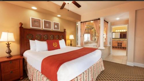 奥兰多Westgate Town Center Resorts的一间带大床的卧室和一间浴室