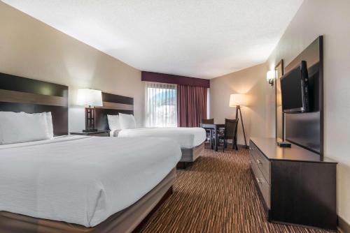 比洛克西橡树庄园贝斯特韦斯特酒店的酒店客房设有两张床和一台平面电视。
