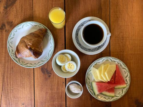 拉马巴耶索尔萨斯宾馆的餐桌上放着盘子和咖啡