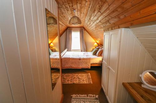 GlentrasnaAggrafard的小房间设有两张床和窗户