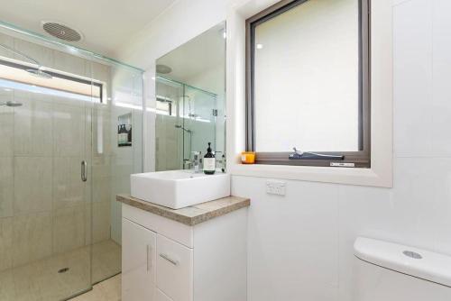 沃纳姆堡Hopkins View Holiday Home的白色的浴室设有水槽和淋浴。
