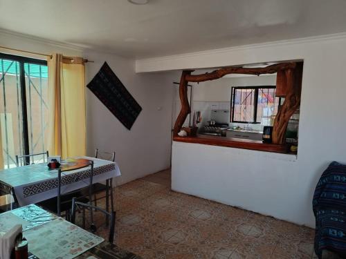 圣佩德罗·德·阿塔卡马Misky Wasi的厨房配有桌子和墙上的镜子