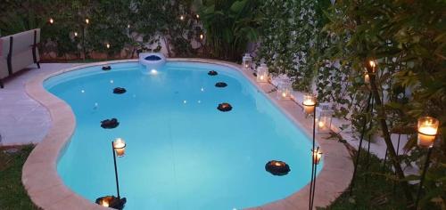 卡萨布兰卡Nassali - Beautiful Villa in Tamaris的夜间后院的游泳池