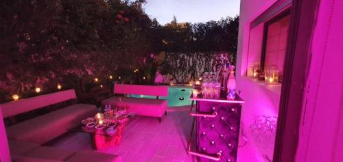 卡萨布兰卡Nassali - Beautiful Villa in Tamaris的紫色的客房配有一张沙发和一张桌子