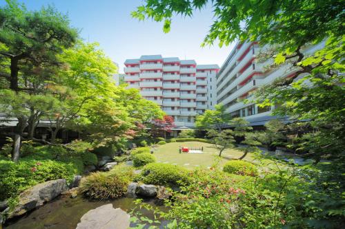 日光鬼怒川玉门诺托吉大酒店的享有公园、河流和建筑的景色