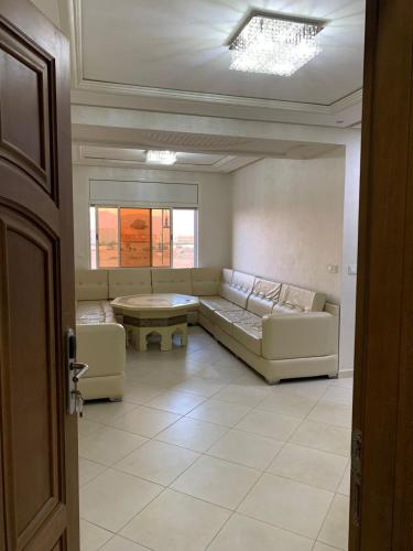 AndaloucieneApartamentos Palace Rif Al Hoceima的客厅配有沙发和桌子