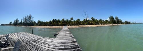 蓬塔戈尔达Sabal Beach的靠近岛屿的水域上的木船坞