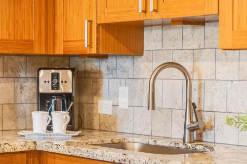 维雷亚Kamaole Sands 10203的厨房柜台配有水槽和咖啡壶