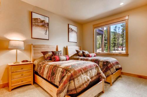 基斯通River Run Townhomes by Keystone Resort的一间卧室设有两张床和窗户。