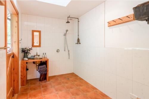 阿卡罗阿Mumfords的带淋浴的浴室和木桌