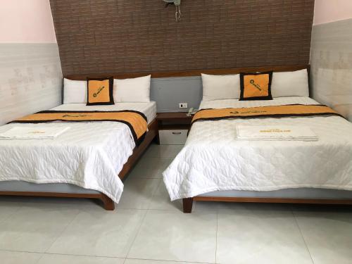 hotel Hương Thiên Phú客房内的一张或多张床位