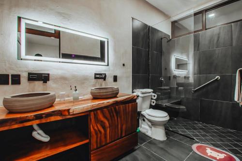拉曼萨尼亚New La Manzanilla Paradise Vibrant Pool Home的一间带水槽和卫生间的浴室