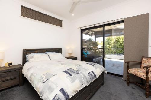 布鲁姆Pelcan Gardens Retreat的卧室配有床、椅子和窗户。