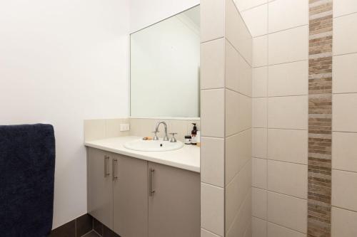 布鲁姆Pelcan Gardens Retreat的一间带水槽和镜子的浴室