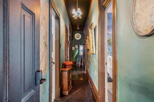 旧金山Historic & Charming Victorian Home Sleeps 11的门廊和走廊