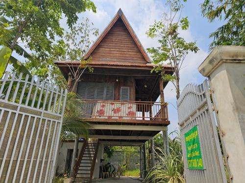 金边SothAnna Khmer House的 ⁇ 顶阳台度假屋