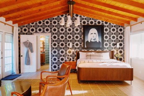 棕榈泉Villa Royale的一间卧室设有一张床和黑白墙