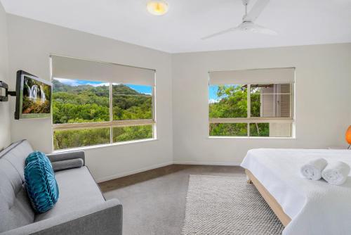 Cairns NorthVacanze A Casa - Resort Just Minutes From The CBD的白色卧室设有2扇窗户和1张沙发