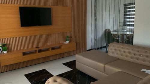 伊洛林SHORT Rental的带沙发和平面电视的客厅
