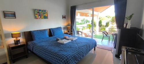 班佩Yawee & Jo Guesthouse的一间卧室配有一张带蓝色棉被的床