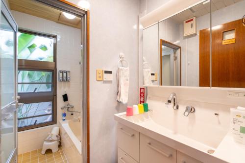 读谷村Beach House Yomitan的一间带水槽和淋浴的浴室