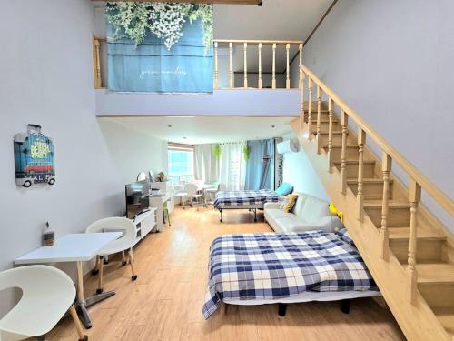 高阳市Like U Residence的客房设有带床和桌子的楼梯。