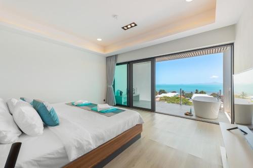 苏梅岛Master Peak H4 - Seaside Serenity 4 Bedrooms Villa with Cinema, Fitness and Pool的一间带大床的卧室,享有海景