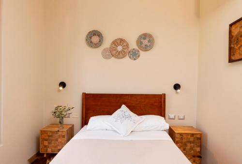 Acari Hotel Resort的卧室配有床和壁板