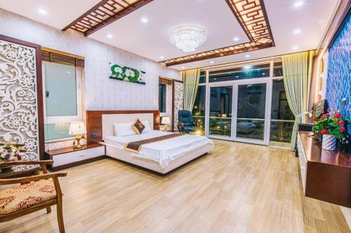 岑山Villa FLC Sầm Sơn - Sao Biển 101的一间卧室设有一张床和一个大窗户