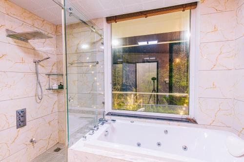 岑山Villa FLC Sầm Sơn - Sao Biển 101的带浴缸的浴室和窗户。