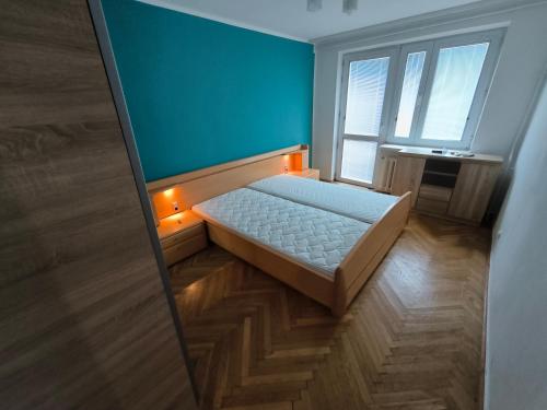 雅罗斯瓦夫Apartament Jarosław na wyłączność的卧室配有一张带灯光的床,位于地板上