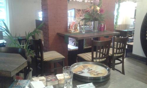 维斯马埃姆瓦瑟托膳食公寓酒店的用餐室配有桌椅和桌子。