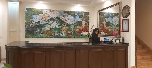 廷布Hotel Kisa Thimphu的酒店前台墙上有一幅大画