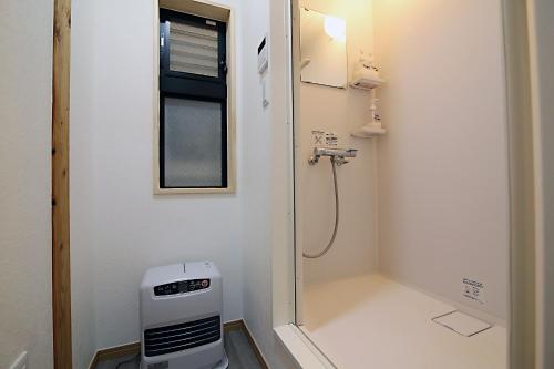 东京TOKYO MY HOME的带淋浴和卫生间的浴室。