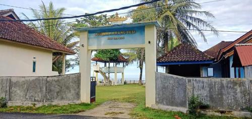 比哈尔Karang Besi Losmen的通往大海的房子的大门