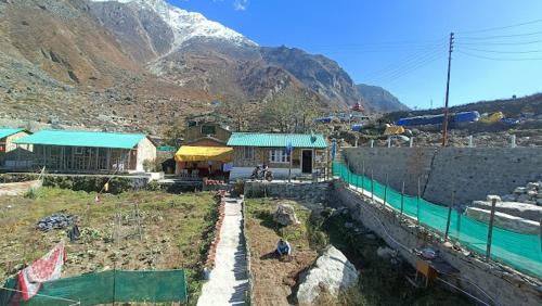 巴德里纳特Hotel Inn Badrinath Stay的一组背景为山的建筑